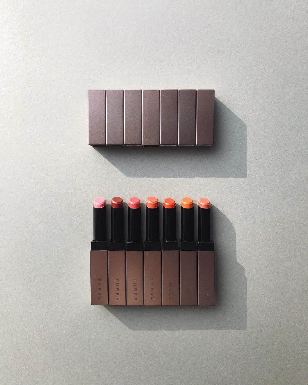 陣内勇人さんのインスタグラム写真 - (陣内勇人Instagram)「1月1日 新しいリップカテゴリー " リップグロー " 誕生。  塗って軽くティッシュオフすれば 第2の肌の出来上がり。  @threecosmetics  #three #makeup #cosmetics #lipgrow」1月2日 10時05分 - hayato.jinnouchi