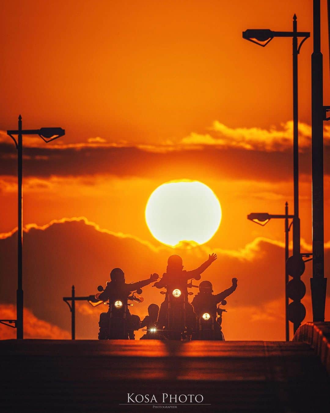 コサさんのインスタグラム写真 - (コサInstagram)「雲の隙間から夕日が出たタイミングで登場したバイカーの皆様😍 ありがとうございました🙇‍♂️ お気に入りの1枚が撮れました👍 . Location:和歌山 Wakayama / Japan🇯🇵 Date:2020年12月 Special Thanks:@umesan_rebel_1965 . #サンブリッジ #sunset #ap_japan_member #japan_bestsunset #unlimitedsunset #sunset_super_pics #sunset_minas #raytrekフォトコンテスト2020 #レイトレッククリエイター #Japan_Daytime_View #art_of_japan_ #tokyocameraclub #dpj_member #team_jp_ #IG_PHOS #photo_jpn #ptk_japan #pt_life_ #bestjapanpics #Lovers_Nippon #insta_wakayama #グッドトリップ和歌山 #visitwakayama #Rox_Captures #nipponpic_member #LBJ_Legend #light_nikon #japan_of_insta #special_spot_legend #jgrv_member」1月2日 10時08分 - kosa_photo