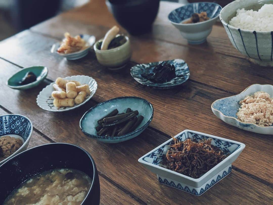 藤田敦子のインスタグラム：「ㅤ 【#blendakitchen 】 Lunch ㅤ 並べただけのいつかのランチ。 久々白米で炊いたので テーマは「ごはんを美味しく食べるおかず」❤️ ㅤ @appiee320 ママの漬物など 頂き物も並んでいたり @nanadaime_yamari_official @nao_yamari07  のちりめん山椒なども💕」