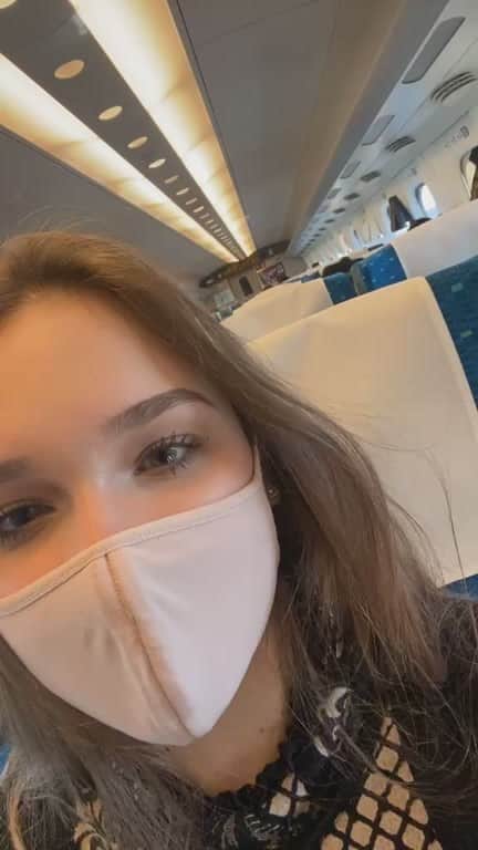 ニコルのインスタグラム：「Mostrando o interior do Shinkansen Japonês 🚄」