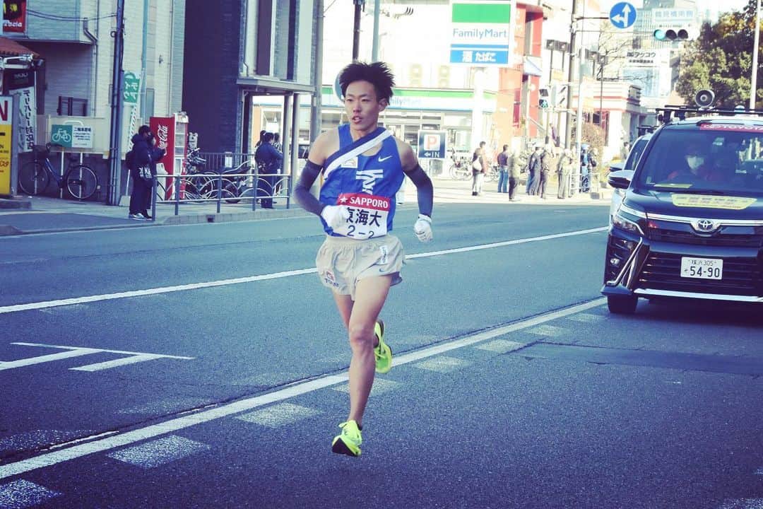 東海大学（公式）のインスタグラム：「【箱根駅伝2区】 #名取燎太 副主将が3位でルーキー石原選手へタスキリレー🏃‍♂️✨ トップと約1分の差です！ 4年間の集大成となる素晴らしい走りでした🙌 引き続き #東海大学 の応援をよろしくお願いします🙏 (写真提供＝陸上競技部駅伝チーム) #GoTOKAI #箱根駅伝2021 #東海大学 #名取燎太」