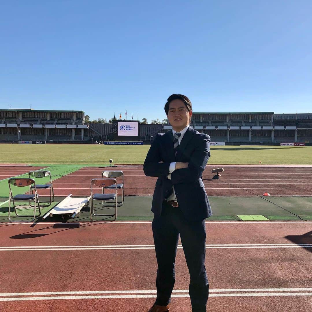 平松翔馬さんのインスタグラム写真 - (平松翔馬Instagram)「【あけましておめでとうございます】  今年も年始初の声出しは高校サッカーです。 大阪代表履正社高校vs去年全国ベスト4新潟代表帝京長岡高校の一戦 読売テレビで午後2時5分〜放送  実況　テレビ新潟　吉田アナ ピッチリポート　テレビ岩手　渡邊アナ 帝京長岡チームリポート　日本テレビ　滝アナ 私は大阪代表履正社高校のチームリポートを担当します。  今日も最高の天気です！ 選手たちにとって最高の試合になりますように！！  #高校サッカー #新年#サッカー#選手権 #空めっちゃ青い #芝めっちゃ緑 #きもちいい #高校生たち#がんばれ」1月2日 10時27分 - shoma.hiramatsu_ytv