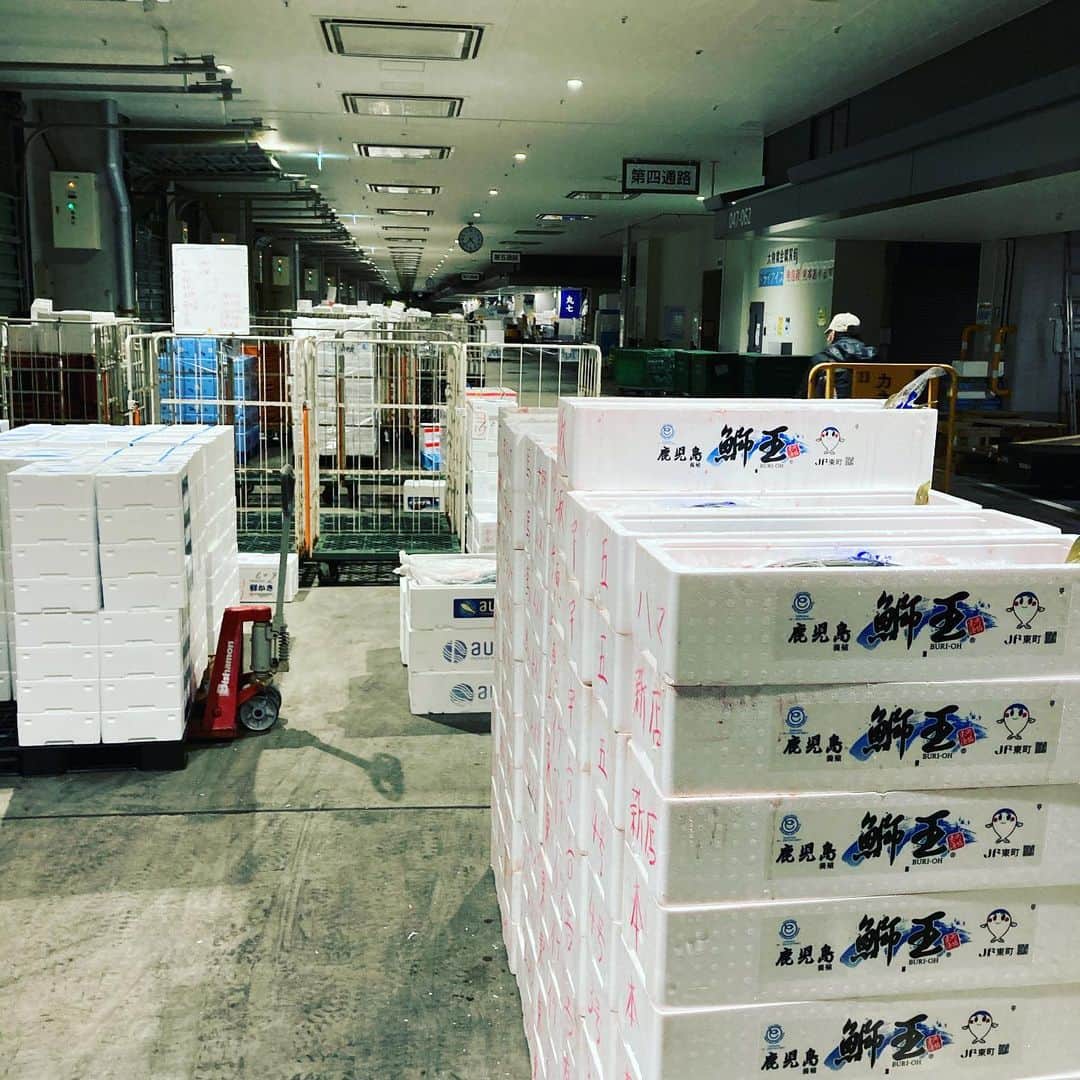 のインスタグラム：「明けましておめでとうございます。 本日1月2日 市場は基本的にはお休みですが多くの仲買いさんのご協力もあり魚金55店舗分の鮮魚を本日納めさせて頂きました ありがとうございます 店舗によっては4日よりオープンする店やランチやってるお店などの情報は弊社ホームページをご利用頂ければ幸いです。 コロナ禍で皆様も大変な日々をお過ごしかと思いますが今年も魚金が少しでもお客様の活力に繋がれば嬉しいです。より良い鮮魚を今年も買い揃えていきますので 本年もどうぞ宜しくお願い致します。  仕入部　片之坂 #まぐろ#新橋#玉子#居酒屋#銀座#京橋#マグロ#海鮮丼#刺身#吉祥寺#オイスター#初詣#ビール#初売り#刺身盛り合わせ#牡蠣#渋谷#魚好きと繋がりたい #レモンサワー#雪#神楽坂#横浜グルメ#飲酒タグラム#タコ#日本酒好きな人と繋がりたい #クラフトビール#お寿司#おでん#yummy」