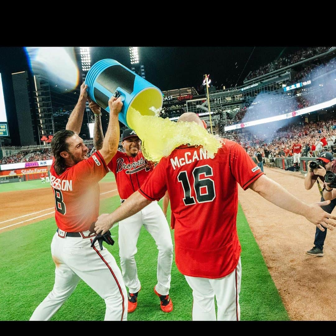 チャーリー・カルバーソンさんのインスタグラム写真 - (チャーリー・カルバーソンInstagram)「I am so grateful to have had these past 3 years playing at home for the @braves . Growing up I always wanted to wear this jersey and play for the hometown team, but I never knew how special it was going to be. Thank you Braves Country for embracing me and my family the way that you did! Excited for this next chapter @rangers」1月2日 10時23分 - charlieculberson