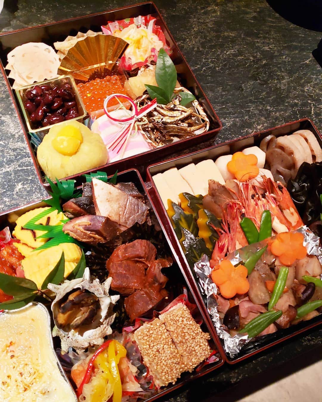 橋本真衣のインスタグラム：「. 明けまして おめでとうございます🙄❤️  今年は出掛けるのも難しいので おせちを手作りしました🎍 料理教室のみなさんと。 初めてでしたが、すごく美味しくて大満足✨いいお正月を迎えられました🥰 . . #イートムキッチンスタジオ#おせちレッスン#二枚目が我が家の二人前#手作りおせち#」