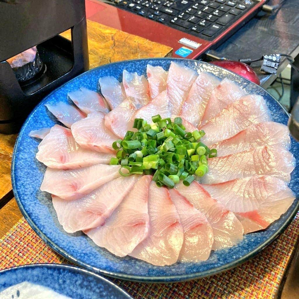 鈴木奈都さんのインスタグラム写真 - (鈴木奈都Instagram)「あけましておめでとうございます  本年も身体に気をつけて、 魚料理をガンガン作ろうと思います🐟 よろしくお願いいたします  #スーパーの鮮魚売場芸人 #魚料理 #手作りすぎるおせち #正月料理」1月2日 10時32分 - suzukinatsu