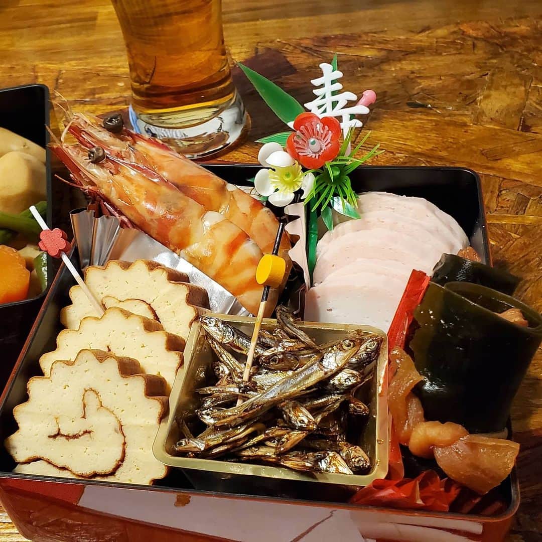 鈴木奈都のインスタグラム：「あけましておめでとうございます  本年も身体に気をつけて、 魚料理をガンガン作ろうと思います🐟 よろしくお願いいたします  #スーパーの鮮魚売場芸人 #魚料理 #手作りすぎるおせち #正月料理」