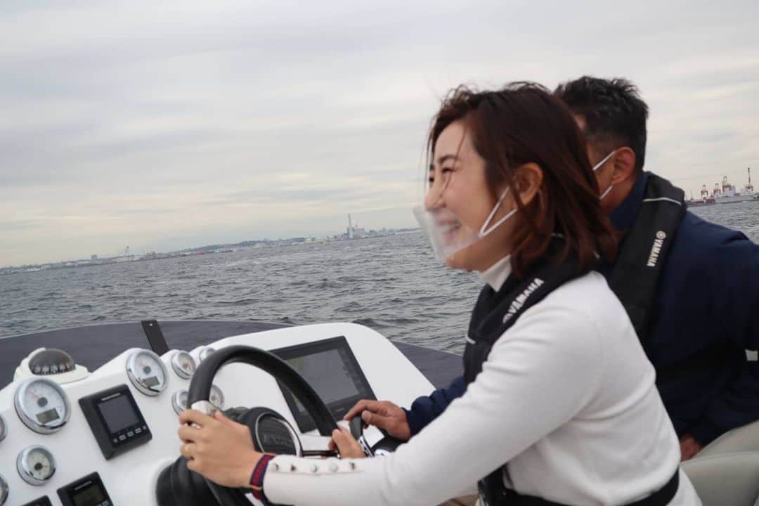 本多真弓さんのインスタグラム写真 - (本多真弓Instagram)「昨年11月に横浜をボートクルーズした時の動画が公開されました❗ https://youtu.be/T83NzkECDGg  女子アナ47マリン部marinus(マリヌス)の活動です⚓❤️  私は初めてのボートクルーズで、なんと操縦体験もできました‼️ 相変わらず大したリポートもせずひたすら楽しんでるだけで編集泣かせだったと思いますが🤣ボート、面白そう💕と思っていただける動画になっていると思うので是非ご覧ください⭐  個人的には大人数での久々のロケで本当にめちゃくちゃ楽しかったです～🌈  @jana47com アカウントトップのリンクか、私のアカウントトップの個人ウェブサイト(ブログ)からも飛べるようになっています！  #女子アナ47 #マリン部 #marinus #マリヌス #横浜クルーズ #ボートクルーズ #アナウンサー #リポーター #ロケ」1月2日 10時42分 - mayumi_h_i