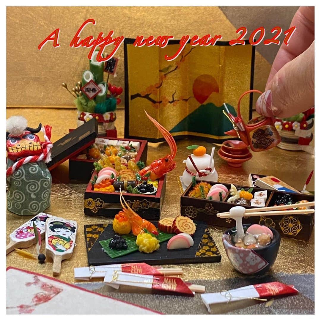 萩谷幹のインスタグラム：「あけましておめでとうございます。 本年も何卒 よろしくお願いします。  今年は変化の年です。 後ろを振り返らず どんどん前進していく所存 でござります。  #あけおめ #謹賀新年 #ahappynewyear  #お正月 #お節 #japan  #miniature  #miniaturefood」