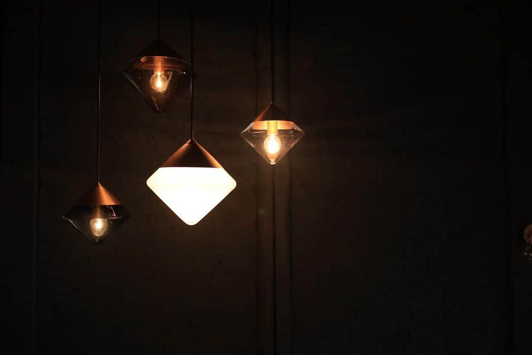naoko tawaraのインスタグラム：「June 2020 NEW LIGHT POTTERY  - 家で過ごす時間を増えると、住空間を整えたくなる。 とはいっても、賃貸だしできることは限られているんだけど。 旦那と話し合った結果、過ごす時間が一番長いリビングの照明をかえようと、ニューライトポタリーさんに。 ギャラリーに並ぶ照明をみると、どれもカッコよくて、目移りする。自分たちのこれからの暮らしにどの照明がいいのか、選ぶのは難しかったけど、なんとか一つ決めてオーダーした。 今はもう我が家で大活躍していて、あかりが灯るときも、自然光の下でも、その美しさにうっとりしてます。 ありがとうございました  #newlightpottery #ニューライトポタリー #ゼビウス #アルカノイド  #light #products #design #nara」