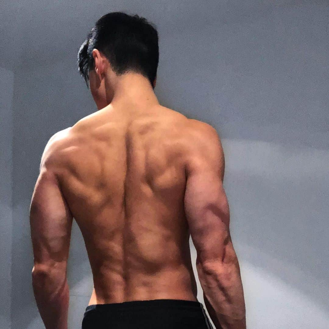 ジェレミー・テンのインスタグラム：「Going into 2021 and not looking back 👋  . . . #2021 #HappyNewYear #NewYearNewGoals #Fitness #FitnessGoals #Lifestyle #BackGains #Gains #Muscle #FlexFriday #GoalWeight #ByeFelicia」