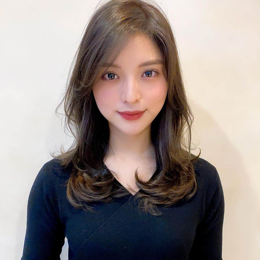 ZACC/要 優義/表参道/パーマ/上質な大人スタイルを提案さんのインスタグラム写真 - (ZACC/要 優義/表参道/パーマ/上質な大人スタイルを提案Instagram)「明けましておめでとうございます🎍﻿ ﻿ 新年は明日、3日より営業しております。﻿ ﻿ 本年も宜しくお願い致します😊﻿ ﻿ ﻿ ⭐️「絶対に可愛くします❗️」そんな事、根拠なく言ったりはしません。﻿ ﻿ 僕の技術は骨格診断をベースにした、確かな理﻿ 論を元に構築してる似合わせデザインになります。﻿ ﻿ ﻿ ✅職場や学校でも愛される大人ヘアになりたい﻿ ﻿ ✅パーマはやりたいけど上手くいった事のない﻿ ﻿ ✅似合う髪型、髪色が分からない方﻿ ﻿ ✅今の髪型に満足のいっていない方﻿ ﻿ ✅今の髪型が扱いづらくて悩んでる﻿ ﻿ ✅お洒落にイメチェンしたい方﻿ ﻿ などなど、、、😊﻿ ﻿ 20代から50代前後の方まで多くの大人層のお客様からご支持をいただいています。﻿ ﻿ 「私みたいなのが行ってもいいの？」などと聞かれますが、そんな方こそ大歓迎です。﻿ ﻿ 可愛くするのが僕の仕事。自分に自信がない方ほど是非いらっしゃって下さい😊﻿ ﻿ 僕にしかできない大人の似合わせヘアは誰でも必ず可愛くなります。﻿ ﻿ ﻿  💫完全オリジナル【コテ巻き風パーマ】とは﻿ ﻿ コテで巻いたようなスタイルを追求した、ダメージを最小限に抑えたオリジナルパーマ﻿ ﻿ ✅髪質を見極めたうえでの徹底したダメージレスな薬剤選定﻿ ﻿ ✅デザインに合わせたデジタルパーマとエアウェーブの二刀流の提案。﻿ ﻿ ✅オーダーメイドの大人スタイル。﻿ ﻿ ﻿ 【Kaname 流、僕にしかできないパーマのこだわり】﻿ ﻿ 髪質とご希望に合わせて、外人のような柔らかなパーマから、コテで巻いたような弾力のある巻き髪風パーマまで、質感もコントロールしたパーマを提案しています。﻿ ﻿ 秘訣はデジタルパーマとエアウェーブパーマの二刀流美容師の僕だからできる圧倒的な経験値。﻿ ﻿ 薬剤を極限までダメージをしないようオリジナルのレシピで調合し、熱量や巻き方までこだわっています。﻿ ﻿ パーマに興味がある方もお気軽にご相談下さい。﻿ ﻿ 〜price〜﻿ —————————————————﻿ cut ¥7700﻿ cut &color ¥17050-﻿ cut &perm ¥16500〜20900-﻿ cut &color &perm ¥21500〜30250-﻿  (税込み)—————————————————﻿ ﻿ ご新規のお客様も大歓迎しています😊﻿ ﻿ ご新規限定の割引もあります。プロフィール欄のweb予約からもお待ちしてます。。﻿ ﻿ #髪質改善コテ巻き風パーマ﻿ #要のパーマ﻿ #大人女性の法則﻿ #大人パーマ﻿ #大人ロング﻿ #グレージュ﻿ #長谷川京子﻿ #エアウェーブ﻿ #デジタルパーマ﻿ #大人ヘア﻿ #外ハネパーマ﻿ #ZACC﻿ #田中みなみ﻿ #中村アン﻿ #石原さとみ﻿ #井川遥﻿ #深田恭子﻿ #復元カット﻿ #大人女子﻿ #デジタルパーマ﻿ #パーマ﻿ #大人カジュアル﻿ #骨格診断﻿ #ニュアンスパーマ﻿ #イメチェン﻿ #フォレストグレージュ﻿ #コテ巻き風パーマ﻿ #中村アン風パーマ﻿ #ヘアカタログ﻿ ﻿ ﻿ ﻿」1月2日 10時58分 - kaname__yuuki