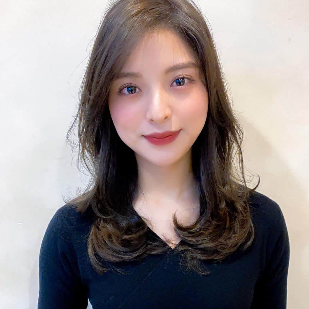 ZACC/要 優義/表参道/パーマ/上質な大人スタイルを提案さんのインスタグラム写真 - (ZACC/要 優義/表参道/パーマ/上質な大人スタイルを提案Instagram)「明けましておめでとうございます🎍﻿ ﻿ 新年は明日、3日より営業しております。﻿ ﻿ 本年も宜しくお願い致します😊﻿ ﻿ ﻿ ⭐️「絶対に可愛くします❗️」そんな事、根拠なく言ったりはしません。﻿ ﻿ 僕の技術は骨格診断をベースにした、確かな理﻿ 論を元に構築してる似合わせデザインになります。﻿ ﻿ ﻿ ✅職場や学校でも愛される大人ヘアになりたい﻿ ﻿ ✅パーマはやりたいけど上手くいった事のない﻿ ﻿ ✅似合う髪型、髪色が分からない方﻿ ﻿ ✅今の髪型に満足のいっていない方﻿ ﻿ ✅今の髪型が扱いづらくて悩んでる﻿ ﻿ ✅お洒落にイメチェンしたい方﻿ ﻿ などなど、、、😊﻿ ﻿ 20代から50代前後の方まで多くの大人層のお客様からご支持をいただいています。﻿ ﻿ 「私みたいなのが行ってもいいの？」などと聞かれますが、そんな方こそ大歓迎です。﻿ ﻿ 可愛くするのが僕の仕事。自分に自信がない方ほど是非いらっしゃって下さい😊﻿ ﻿ 僕にしかできない大人の似合わせヘアは誰でも必ず可愛くなります。﻿ ﻿ ﻿  💫完全オリジナル【コテ巻き風パーマ】とは﻿ ﻿ コテで巻いたようなスタイルを追求した、ダメージを最小限に抑えたオリジナルパーマ﻿ ﻿ ✅髪質を見極めたうえでの徹底したダメージレスな薬剤選定﻿ ﻿ ✅デザインに合わせたデジタルパーマとエアウェーブの二刀流の提案。﻿ ﻿ ✅オーダーメイドの大人スタイル。﻿ ﻿ ﻿ 【Kaname 流、僕にしかできないパーマのこだわり】﻿ ﻿ 髪質とご希望に合わせて、外人のような柔らかなパーマから、コテで巻いたような弾力のある巻き髪風パーマまで、質感もコントロールしたパーマを提案しています。﻿ ﻿ 秘訣はデジタルパーマとエアウェーブパーマの二刀流美容師の僕だからできる圧倒的な経験値。﻿ ﻿ 薬剤を極限までダメージをしないようオリジナルのレシピで調合し、熱量や巻き方までこだわっています。﻿ ﻿ パーマに興味がある方もお気軽にご相談下さい。﻿ ﻿ 〜price〜﻿ —————————————————﻿ cut ¥7700﻿ cut &color ¥17050-﻿ cut &perm ¥16500〜20900-﻿ cut &color &perm ¥21500〜30250-﻿  (税込み)—————————————————﻿ ﻿ ご新規のお客様も大歓迎しています😊﻿ ﻿ ご新規限定の割引もあります。プロフィール欄のweb予約からもお待ちしてます。。﻿ ﻿ #髪質改善コテ巻き風パーマ﻿ #要のパーマ﻿ #大人女性の法則﻿ #大人パーマ﻿ #大人ロング﻿ #グレージュ﻿ #長谷川京子﻿ #エアウェーブ﻿ #デジタルパーマ﻿ #大人ヘア﻿ #外ハネパーマ﻿ #ZACC﻿ #田中みなみ﻿ #中村アン﻿ #石原さとみ﻿ #井川遥﻿ #深田恭子﻿ #復元カット﻿ #大人女子﻿ #デジタルパーマ﻿ #パーマ﻿ #大人カジュアル﻿ #骨格診断﻿ #ニュアンスパーマ﻿ #イメチェン﻿ #フォレストグレージュ﻿ #コテ巻き風パーマ﻿ #中村アン風パーマ﻿ #ヘアカタログ﻿ ﻿ ﻿ ﻿」1月2日 10時58分 - kaname__yuuki