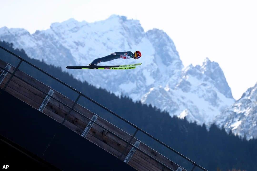 ABC Newsさんのインスタグラム写真 - (ABC NewsInstagram)「Philipp Aschenwald of Austria flies through the air during a trial jump at the 69th Four Hills ski jumping tournament in Germany. The country's highest mountain, the Zugspitze can be seen in the background. #winter #skiing #germany」1月2日 11時00分 - abcnews