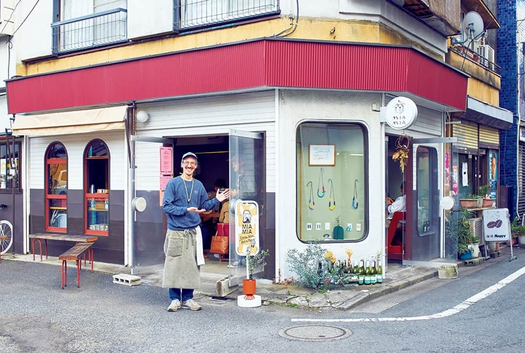 &Premium [&Premium] magazine.さんのインスタグラム写真 - (&Premium [&Premium] magazine.Instagram)「最新号「おいしいコーヒーライフ」発売中です。 「新世代ロースタリー＆カフェブック」より、東京・東長崎『マイアマイア』。日本のコーヒー文化をこよなく愛する愛好家・ヴォーンさんがオープンさせた、夢の城。（→p.94） photo : @yu_inohara #andpremium #アンドプレミアム #おいしいコーヒーライフ #lifewithgoodcoffee #coffee #cafe #珈琲 #マイアマイア #miamia #パドレコーヒー #メルボルンコーヒー #カフェ」1月2日 11時00分 - and_premium