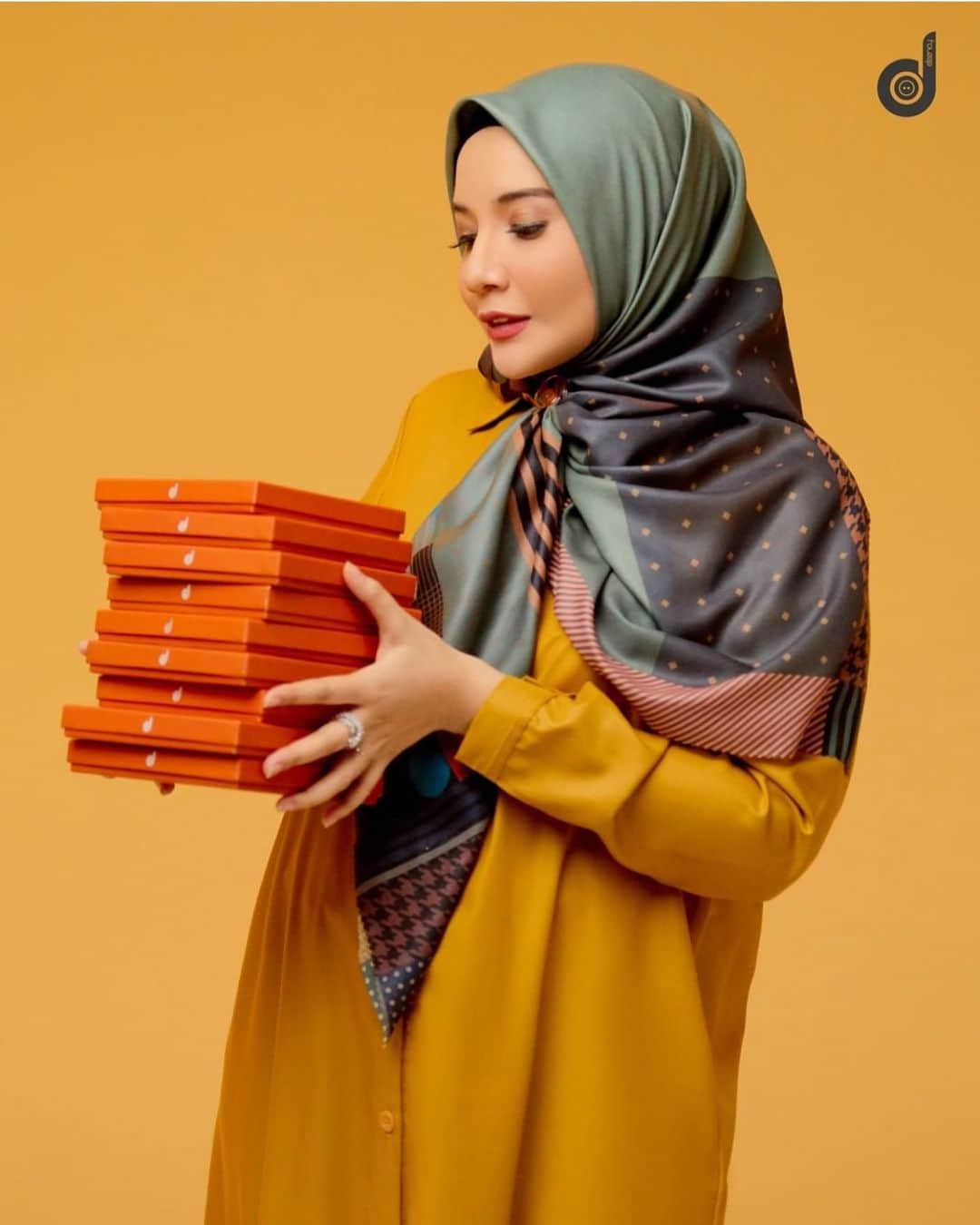 Zaskia Sungkarのインスタグラム：「@deenay.scarves x Zaskia Sungkar vol 2. 😘」