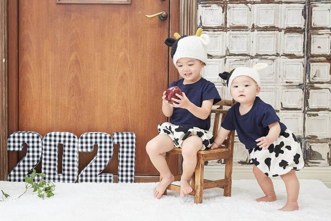 花田浩菜のインスタグラム：「2021🎍🎌🐮 . . 明けましておめでとうございます🌅 今年もよろしくお願い致します😊 . . #2021 #ahappynewyear #お正月 #丑年 #2歳差兄妹 #2歳差育児 #1歳 #生後12ヶ月 #3歳 #兄妹ママ #赤ちゃんのいる生活 #親バカ部 #ママライフ #l4l #happy #happy days」