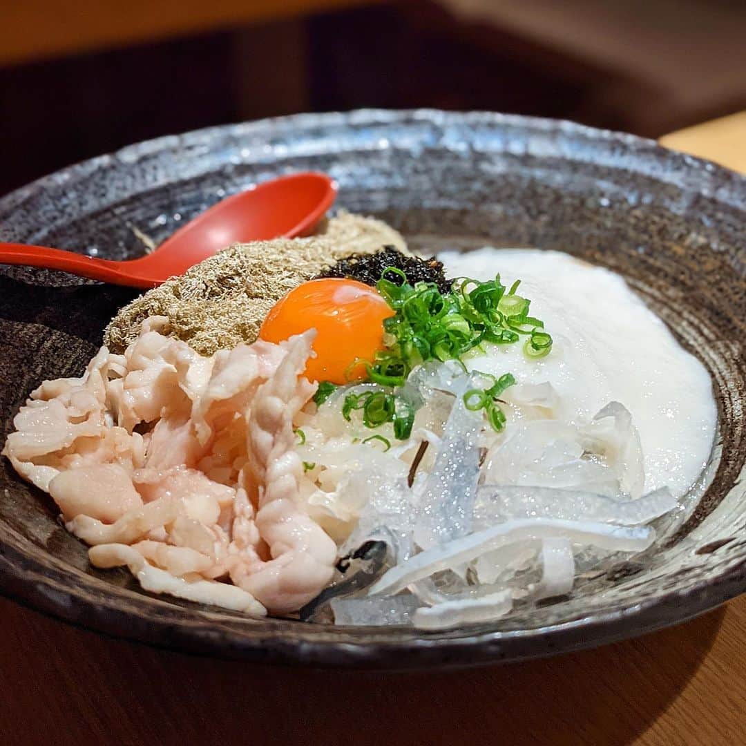 大見さなえさんのインスタグラム写真 - (大見さなえInstagram)「捌きたての国産とらふぐが楽しめる😍🐡﻿ 『#とらふぐ亭 』﻿ ﻿ 〆のフグ飯がこれまた最高だった！！﻿ フグ飯 1580円﻿ ご飯の上にはフグの身、皮、とろろ昆布、山芋、卵黄🥺🍳﻿ そしてフグでとった熱々の出汁を﻿ ふぐの身と皮にかけていただきます(*´꒳`*)✨﻿ ﻿ ふぐの身が贅沢に入ってて、弾力のある食感をたのしみつつ﻿ とろろ、山芋のネバネバさでつるつるいける🤤💓﻿ ﻿ ﻿ 生簀にいるフグは注文が入ってから捌いてくださるので、﻿ 泳ぎてっちりはピクピク動いてるのが分かるほど鮮度抜群🐡✨﻿ ﻿ 泳ぎてっさや、てっちり鍋以外にも﻿ フグの白子刺し、白子焼き、フグの唐揚げなどフグを一通り堪能🐡﻿ ﻿ 店舗は渋谷、赤坂、銀座など東京23区内だけでも﻿ 24店舗あるから行きやすいのも嬉しい☺️💡﻿ ﻿ #とらふぐ #ふぐ #フグ #海鮮 #海鮮料理﻿」1月2日 11時04分 - tabe_megumi