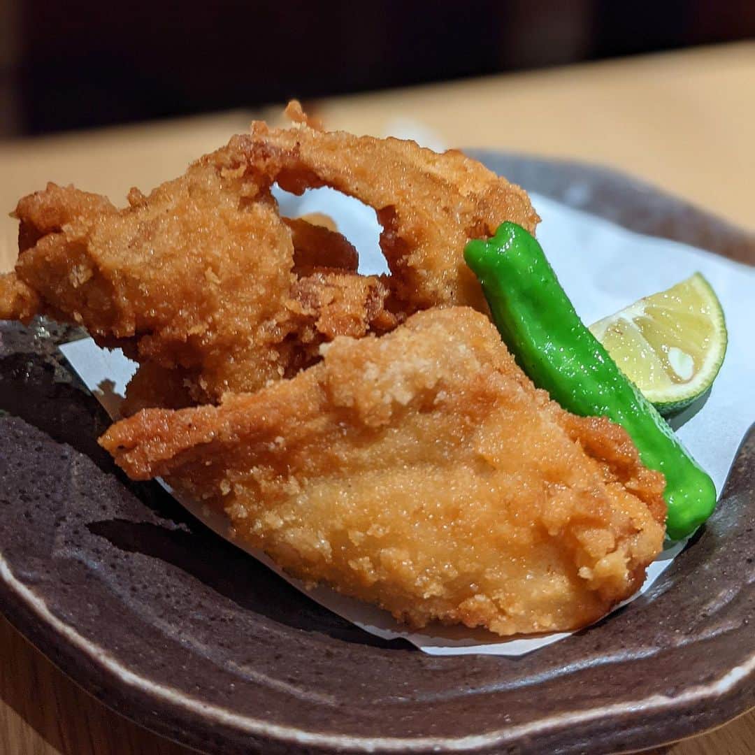 大見さなえさんのインスタグラム写真 - (大見さなえInstagram)「捌きたての国産とらふぐが楽しめる😍🐡﻿ 『#とらふぐ亭 』﻿ ﻿ 〆のフグ飯がこれまた最高だった！！﻿ フグ飯 1580円﻿ ご飯の上にはフグの身、皮、とろろ昆布、山芋、卵黄🥺🍳﻿ そしてフグでとった熱々の出汁を﻿ ふぐの身と皮にかけていただきます(*´꒳`*)✨﻿ ﻿ ふぐの身が贅沢に入ってて、弾力のある食感をたのしみつつ﻿ とろろ、山芋のネバネバさでつるつるいける🤤💓﻿ ﻿ ﻿ 生簀にいるフグは注文が入ってから捌いてくださるので、﻿ 泳ぎてっちりはピクピク動いてるのが分かるほど鮮度抜群🐡✨﻿ ﻿ 泳ぎてっさや、てっちり鍋以外にも﻿ フグの白子刺し、白子焼き、フグの唐揚げなどフグを一通り堪能🐡﻿ ﻿ 店舗は渋谷、赤坂、銀座など東京23区内だけでも﻿ 24店舗あるから行きやすいのも嬉しい☺️💡﻿ ﻿ #とらふぐ #ふぐ #フグ #海鮮 #海鮮料理﻿」1月2日 11時04分 - tabe_megumi