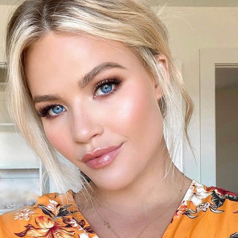 Benefit Cosmeticsさんのインスタグラム写真 - (Benefit CosmeticsInstagram)「Serious glow goals ✨ @marisarosemph gives @witneycarson a soft-gold shimmer pop with Cookie Powder Highlighter! #regram #friendswithbenefit」1月2日 11時06分 - benefitcosmetics
