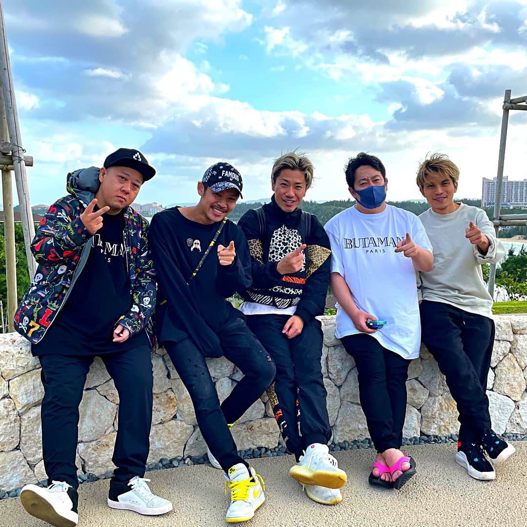 コウキのインスタグラム：「2020年ありがとうございました。　 昨年はまさに新たなスタートをきった、そんな年でした。　 配信プラットフォームを移し、配信事務所をつくり、活動した一年になりました。　 そして会社を立ち上げた年でもあります。　 エンタメとHANARE、あまりお店に行けてなくて連絡をくれた皆様本当にありがとうございます。　 2021年もスタッフ一同少しでもお客様の気持ちいい時間を作れるよう努力していきます。千葉ちゃんのプリテンダーを、こうたの飲みっぷりを、たつやの歌声を聴きに是非遊びにきてください🔥　 　 そして配信の方では昨年はRakuten LIVEで年間イベント一位を頂き、更に飛躍すべくイチナナLIVEに移籍しました。超祭を含む色んなイベントに出演したり、濃い時間を過ごしています。壁はたくさん、目標だらけ、最高です。 自身のLIVE配信、音楽活動は2021年更に活動に専念して、みなさんにもっと楽しんでいただけるように突き進んでいきますので配信に、LIVEに遊びにきてください🔥🔥　 今こうして活動できているのは僕に関わってくれた皆様のおかげです。　 今年はより一層濃い一年にしていきたいと思います！　　 　 それから  インスタのカバーソングも復活します🔥　　 DMたくさん嬉しかったです☺️  乞うご期待🐕　 　 今年もよろしくお願いします。  しゃ！！  #配信革命　　 #2021楽しみ　 #HANARE  #高ければ高い壁の方がのぼったとき気持ちいいもんな　 #いい歌詞できた #44koki44」