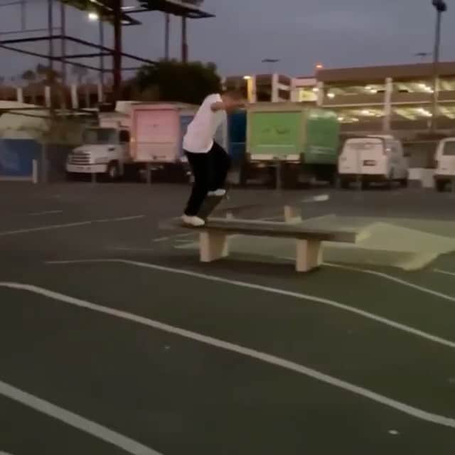 のインスタグラム：「@griffingass 💥 #Lakai #TheShoesWeSkate」
