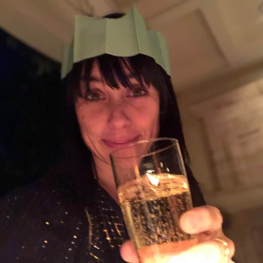 コンスタンス・ジマーのインスタグラム：「Cheers to A New Year! We have so much to make up for, so let’s start with a kind smile, a kind heart and a positive outlook for all our futures to shine so bright that we leave 2020 in the dust! #2021hasbegun tell me one way you are going to “shine the light” this year!」