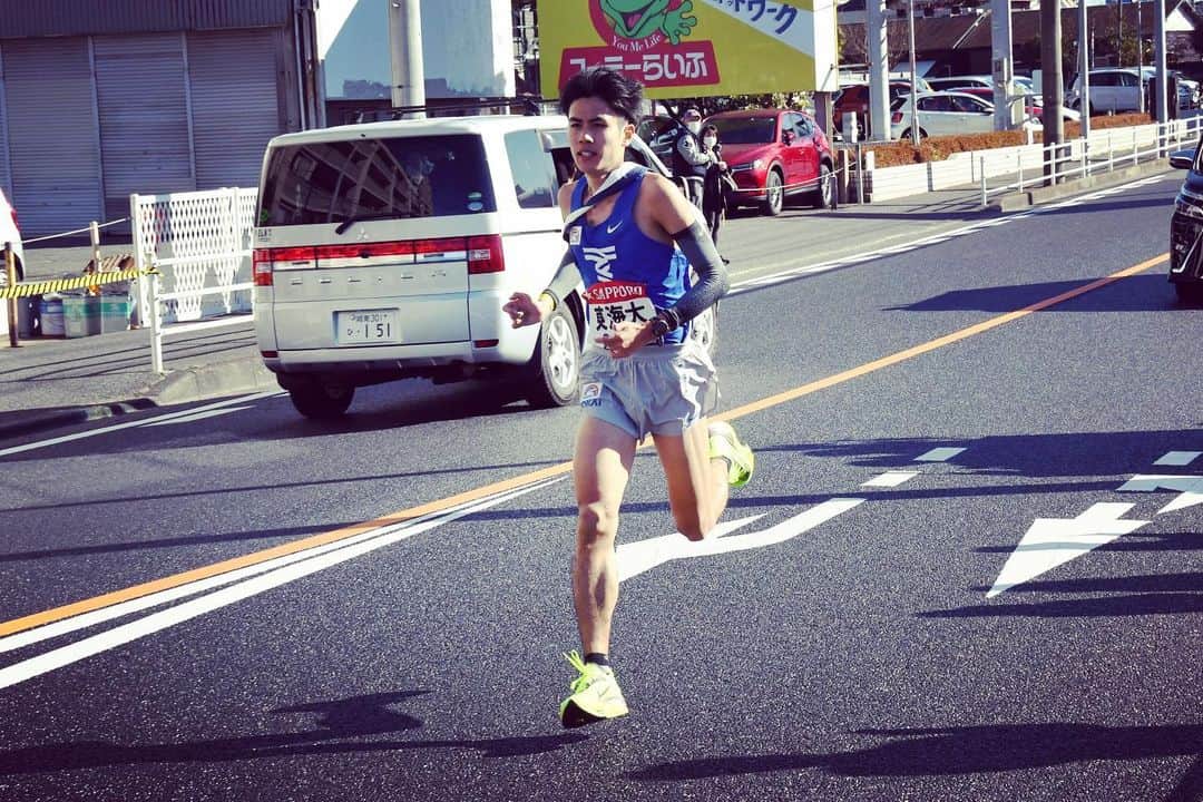 東海大学（公式）のインスタグラム：「【箱根駅伝3区】 #石原翔太郎 選手が1位で同じくルーキー佐伯選手へタスキリレー🏃‍♂️✨ 素晴らしい箱根駅伝デビューでした🎽 引き続き #東海大学 の応援をよろしくお願いします🙏 (写真提供＝陸上競技部駅伝チーム) #GoTOKAI #箱根駅伝2021 #東海大学 #石原翔太郎 #石原翔time」