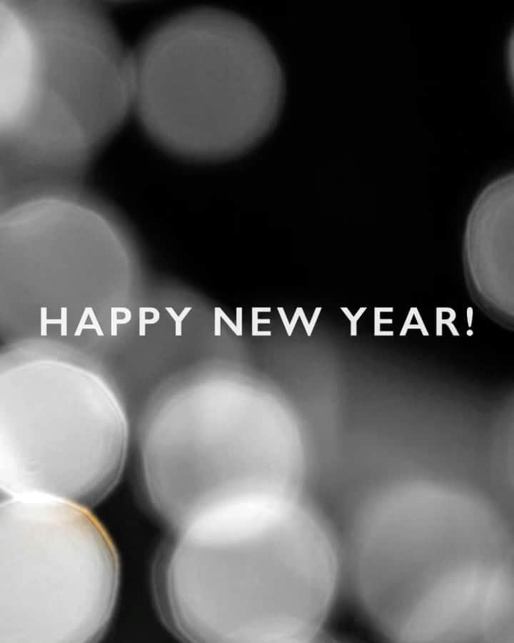 のインスタグラム：「✨ Happy New Year ✨ May your 2021 be filled with moments that shine... and new shoes, of course. #HappyNewYear #StuartWeitzman」