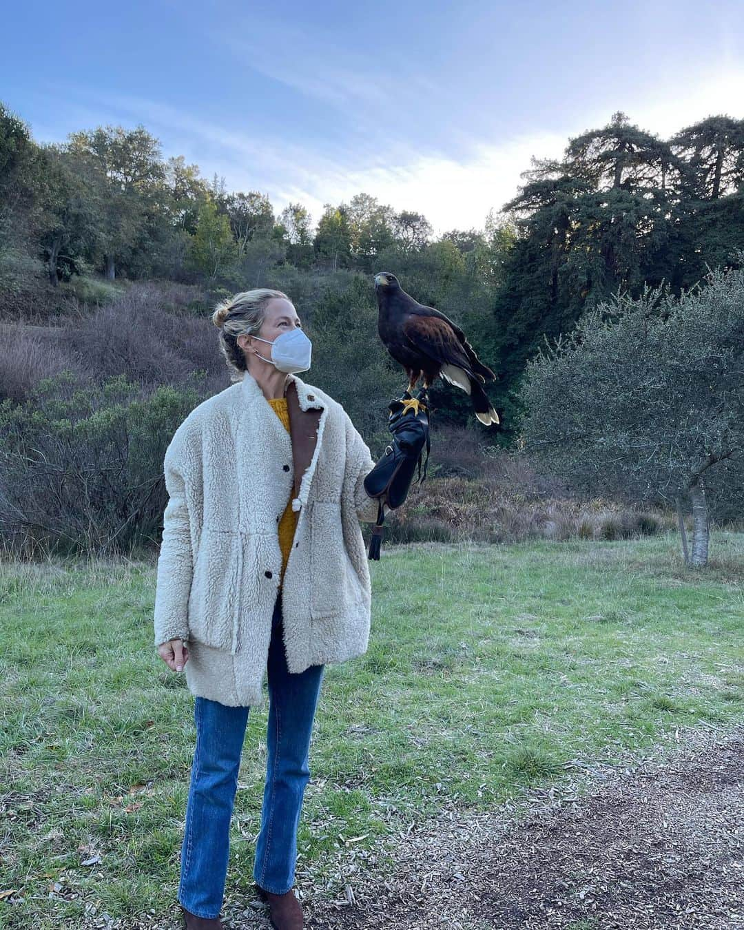 キャロリン・マーフィーさんのインスタグラム写真 - (キャロリン・マーフィーInstagram)「Spending time with these beautiful raptors. Some of these birds of prey have been rescued from dangerous situations, injured or were already bred in captivity.  Falconry has been practiced for nearly 4,000 years- most modern day falconers are deeply involved in the effort to restore endangered raptor species, and conservation efforts to protect birds and their natural habitats. Here I am with Ariel, a Harris Hawk. Also pictured, a Great Horned Owl, Saw Whet Owl, Merlin Falcon and Peregrine Falcon (fastest bird of prey on earth) 🧝🏻‍♀️」1月2日 11時18分 - carolynmurphy