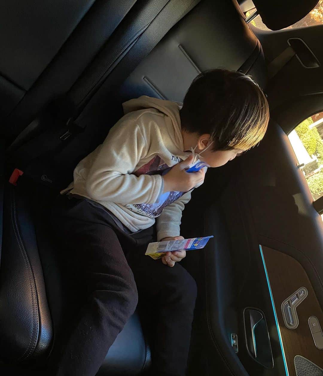仁科仁美のインスタグラム：「新年1発目の大仕事♫ ソファーカバーやら色々な大きい物をコインランドリーに持って行く♡息子にも手伝ってもらってさっぱり♫  あけましておめでとうございます㊗️ 本年も皆様にとって素敵な年でありますように…⭐︎」