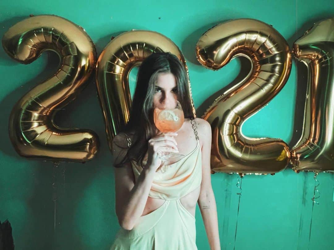 Camila Queirozのインスタグラム：「Cheers🍹01.01.21」