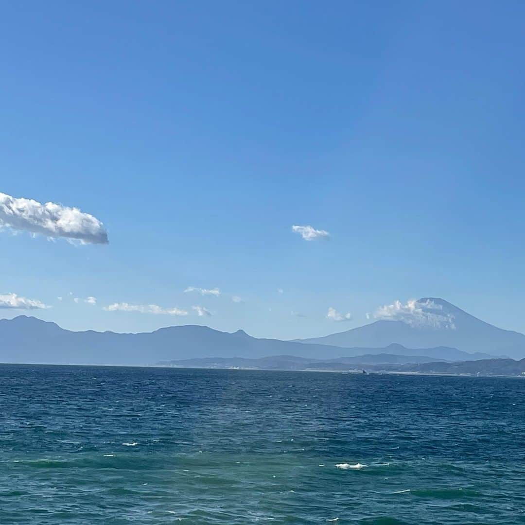 椎名美月さんのインスタグラム写真 - (椎名美月Instagram)「いつもお家から見てる富士山 近づいてみたらパワーが凄かった  #mtfuji #富士山 #パワー #パワースポット #江ノ島 #スピリチュアル #空が好きな人と繋がりたい #空」1月2日 11時30分 - mizkiss