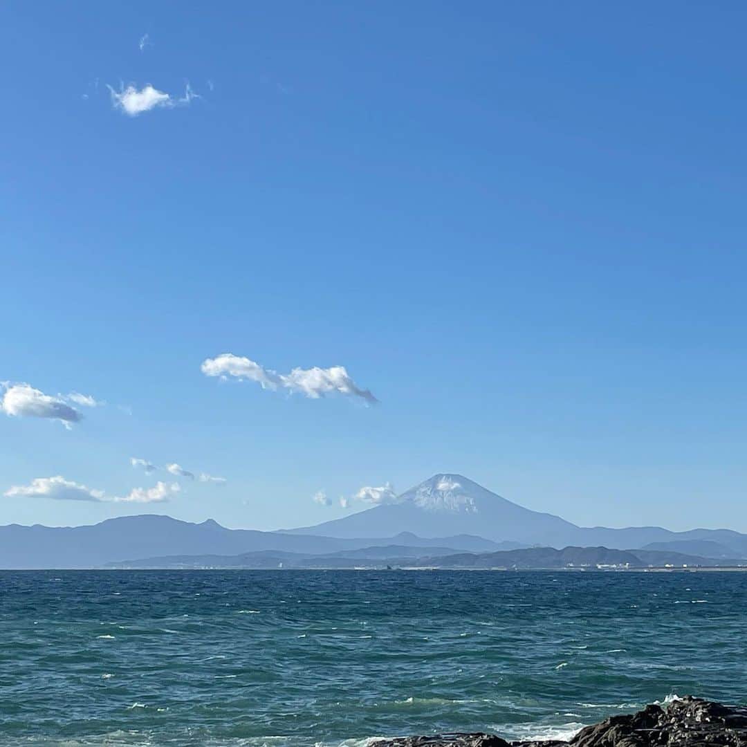 椎名美月さんのインスタグラム写真 - (椎名美月Instagram)「いつもお家から見てる富士山 近づいてみたらパワーが凄かった  #mtfuji #富士山 #パワー #パワースポット #江ノ島 #スピリチュアル #空が好きな人と繋がりたい #空」1月2日 11時30分 - mizkiss