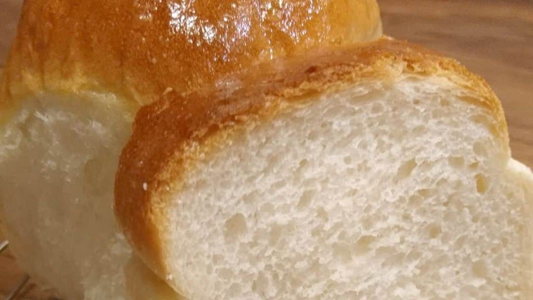 古谷健太さんのインスタグラム写真 - (古谷健太Instagram)「パン屋さんのロゴデザインさせてもろたよ〜💯😌  通販があるので徳島県じゃなくても買えます、めっちゃ美味しかったけん皆様良かったら是非に🥳  https://minne.com/@bakerynagori?s=09  #パン #BakeryNagori」1月2日 11時32分 - koyaken_radio