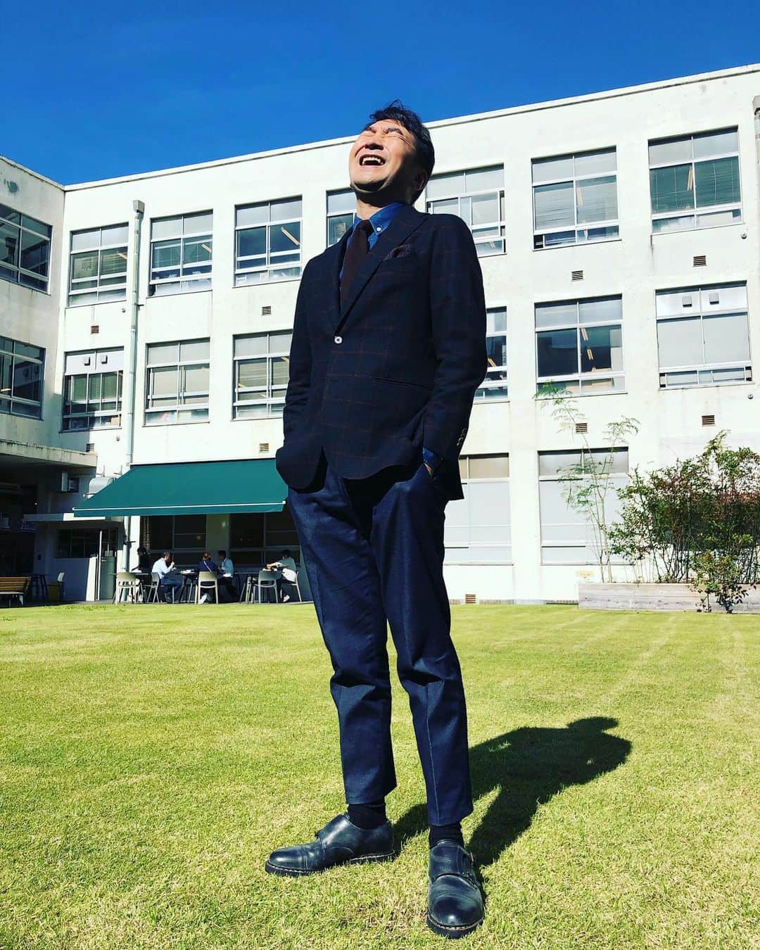 池田鉄洋のインスタグラム：「あけましておめでとうございますー。2021年、自分を甘やかして激動を乗り切ろうと思います。つまり自愛ってやつです。  冷え性なのでレッグウォーマーなんかも履いちゃってます。はい、既に愛用してます。自愛です。先日先輩に「なんやそれ腹立つわあ」と言われましたが、知ったこっちゃありません。足湯バケツも買いました。最高です。  冷えを根本からなくすには、筋肉量を増やすのがいいらしいのですが、自愛なので、トレーニングなんかは多分やりません。きっと、やりません。  そう言えば昔はベルボトムパンツなんて履いていたけど足は寒いし、股上浅いから腰は冷えるしで凍れました。おしゃれは我慢ってレベルじゃありません。そもそもおしゃれだったのかも微妙です。なのである日履くのを辞めたのですが、最高でした。ベルボ辛すぎました。夏はアスファルトの熱を、広がった裾が集めてくるしで何のために広がってるのかチミは！でしたし。スーパーベルボに至っては、走ると前に出す足の裾が反対側の足に絡まり倒れそうになり、越前屋俵太さんばりにコケそうになるのです。あれはいけません。裾幅を規制すべきだと思いました。  そんな「自愛」の事をだらだら喋っていたら、那須千里さんがステキにステキに纏めてくださったインタビューが、QJWebに載りました。 惚れ惚れする文章。 拝読して那須さんすげーわーと読み惚れ？ました。私の喋っている内容なんてさておき、那須さんの見事なお仕事を読んでいただきたく、ご自身で「池田鉄洋」「QJWeb」と検索して頂けましたら幸いです。リンク貼っても飛べないので、お手数おかけします。ちなみに『俺なんてを禁句にした俳優池田鉄洋』って見出しから始まりますが、10行上で既に言ったこと反故にしてます。 それも自愛という事ですね。  そのインタビューは映画『ヤウンペを探せ！』の宣伝でもあったのですが、その際にはじめてよしもとさんの社屋にお邪魔しました。ここ、最高。レトロな建物好きな私にはたまらない趣でしたし、なにより笑いの聖地ですからね、俺なんかがお邪魔しちゃって申し訳ないなあって、ああ、また言っちゃった。  その笑いの聖地で高笑いさせていただきました。後ろの食堂のから揚げが美味しいよっ！  てな訳で2021年一発目のオンエアーは（再放送は除いてます）本日深夜からの『どんぶり委員長』最終回一時間スペシャル。BSテレ東にて。是非ご覧ください。  皆様も時節柄、くれぐれもご自愛くださいねっ！」