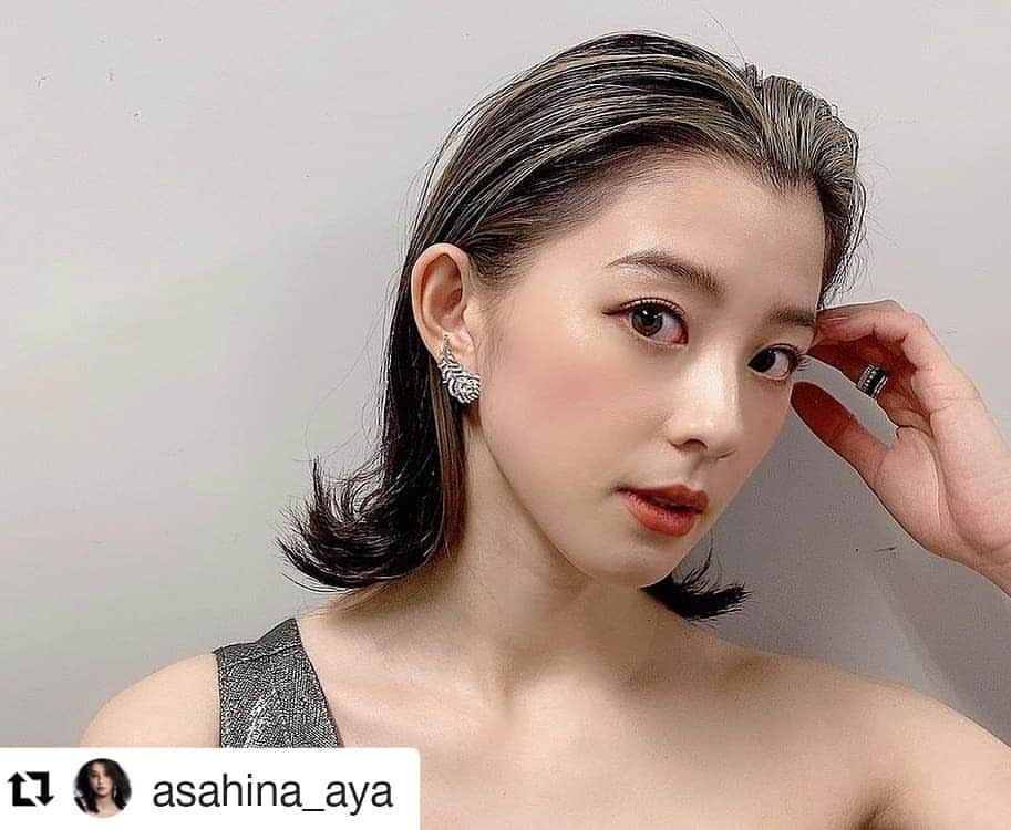 ROIさんのインスタグラム写真 - (ROIInstagram)「朝比奈彩さん✨😍. いつも有難うございます☺️. 担当はいつもディレクターNOGUCHI. . 前髪ともみあげ部分をブリーチさせて頂き、シルバーのカラーリングをし、ピコトリートメントでしっかりケアーしてます🙆. . #朝比奈彩　さん💜. #ROI #野口尊 #NOGUCHI #青山ヘアサロン #表参道ヘアサロン #青山美容室 #表参道美容室 #ピコトリートメント #トリートメント #ヘアケア #ヘアケアサロン #ヘアケア方法 #美髪トリートメント #美髪 #艶髪 #美髪チャージ #美髪になりたい #髪質改善 #髪質改善トリートメント #ブリーチ #ブリーチカラー #シルバーカラー #トレンドヘアカラー #明けましておめでとうございます #本年もよろしくお願い致します  #1月7日から営業致します #ご予約お待ちしております！ . . . . . Repost @asahina_aya (@get_repost) ・・・ 大晦日は格闘技で 年を越してくださいね♡ . フジテレビ 18:00〜22:45まで☻  ぜひご覧ください！！ . ヘアカラーも少し変えました。 @roi_salon  いつもありがとうございます💕 . @rizin_pr @rizin_staff」1月2日 11時32分 - roi_salon