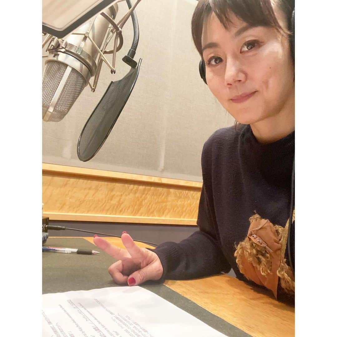 新井麻希のインスタグラム：「* あけましておめでとうございます☺️ 2021年最初のお仕事は 1月のJAL Specialのナビゲーションです🛩  1月は 『Uplifting songs ～あなたにエールを～』    新しい年がスタートする1月のJALスペシャルは未来に向かって頑張るみなさんにエールを贈る「応援ソングの名曲」を特集します！  日英でナビゲートします😊 1月JALに乗る機会があれば是非お聞きください🎧    I'll be the presenter for “J.A.L. this January.  This time, we'll be featuring "Uplifting songs”, invigorating numbers that will motivate you, which can be a perfect theme for the start of the year!  If you get a chance to ride JAL in January （domestic and abroad）, please tune in 😉  #jalspecial」