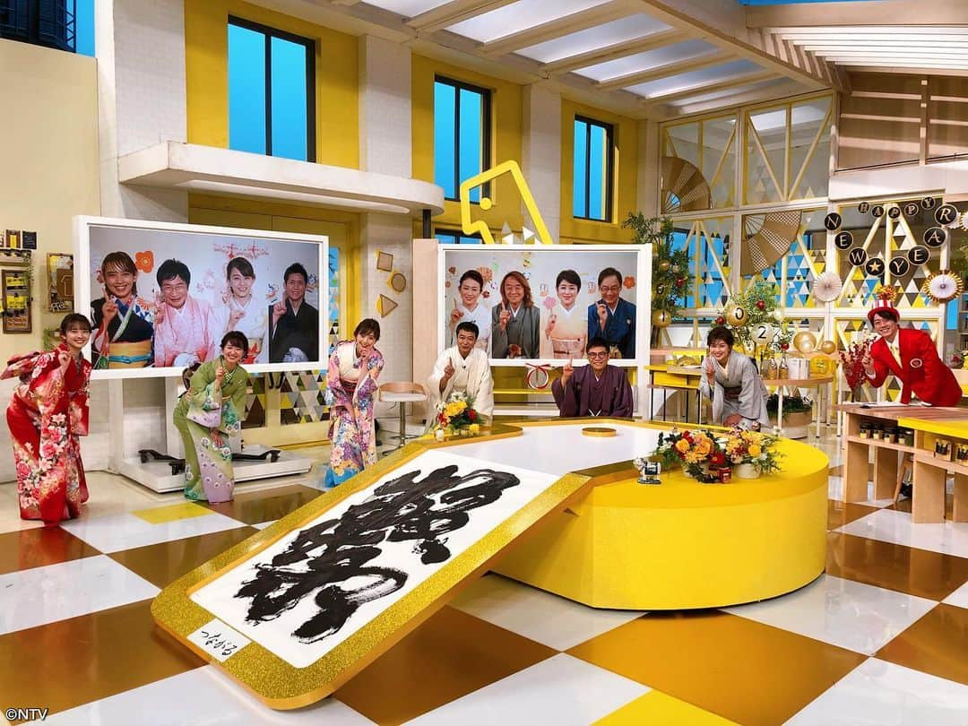 日本テレビ系『シューイチ』さんのインスタグラム写真 - (日本テレビ系『シューイチ』Instagram)「. 新春シューイチをご覧頂きありがとうございました☺️ 2021年もシューイチをよろしくお願い致します‼️  2枚目の写真は 折角飾り付けをしてもらったのに 故障してエンディングに間に合わなかったシューイチ君です🥺  #生放送裏で起きていた事件 #修理出そうね #シューイチ」1月2日 11時34分 - shu1tv