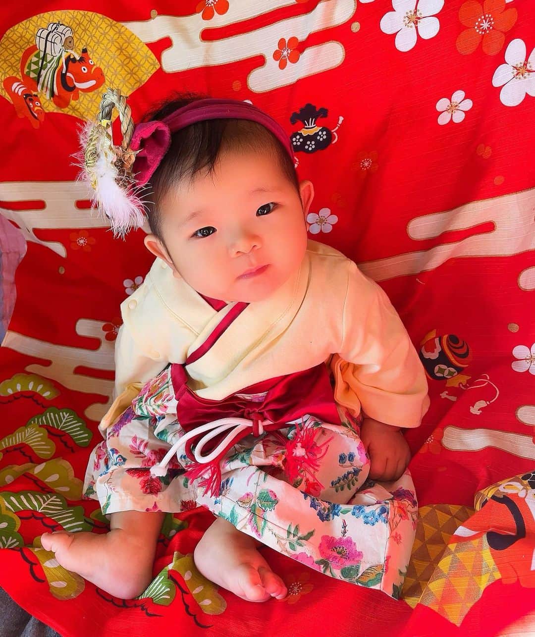 miniのインスタグラム：「明けまして おめでとう ございます🎍🌅✨✨  アリエルはじめてのお正月👶🏽🌅 2021年も、色んな事を可能な限り、感じさせて吸収させてあげたい✨✨  精一杯今年も楽しむぞっっ🙌🏾🤩👶🏽💓💜✨✨  #happynewyear #newyear #2021 #baby #japanbaby #babyphoto #お正月 #正月 #あけましておめでとうございます #ベビー #生後6ヶ月 #ベビー袴 #袴 #ベビー着物 #着物 #ベビーフォト #背景はお正月に旦那の実家にうちの両親が贈った日本酒の瓶を包んであった風呂敷w」