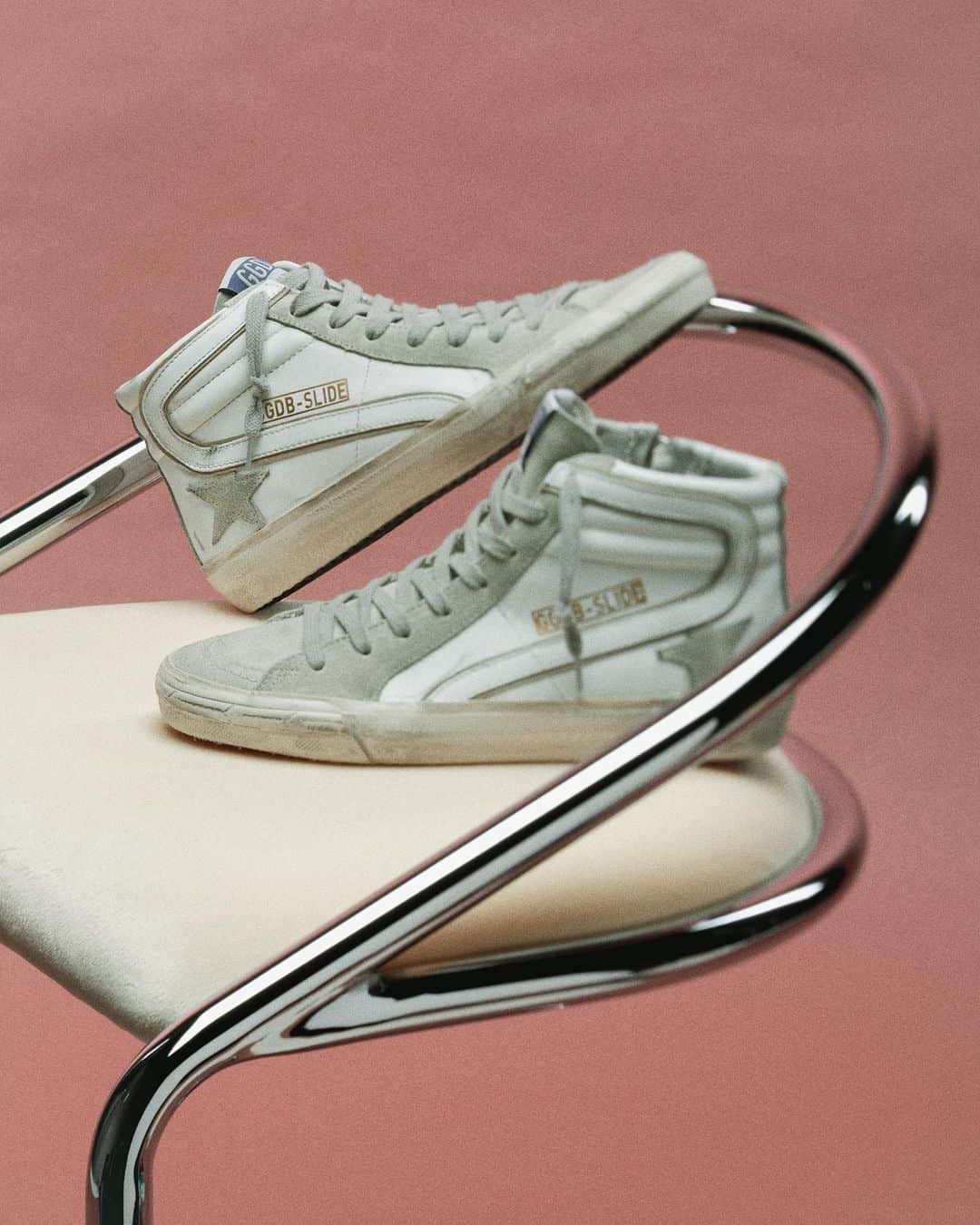 Bergdorf Goodmanさんのインスタグラム写真 - (Bergdorf GoodmanInstagram)「COOL RUNNINGS 👟 Trends come and go, but @goldengoose’s insouciant kicks are the gift that keeps giving, all year round. Available now in store on 5 and online at BG.com. #BGOnFoot」1月2日 11時44分 - bergdorfs