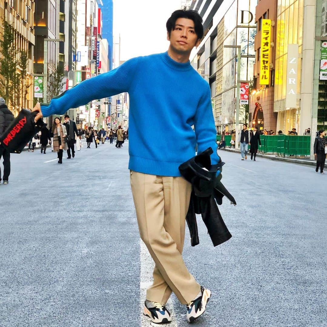 のインスタグラム：「新年あけましておめでとうございます🎍🌅  今年は去年以上に本気を出そうと思います‼️ 自分と自分に関わる全ての人をワクワクさせられたらいいな😚  人は毎日いろんな決断を下しながら前に進んで行かなきゃいけない。 その決断や選択が正解かどうかは今はわからないけど、それが正解だと思えるように1日1日、懸命に、楽しく、ワクワクしながら生きていきたいと思います‼️  たった一度きりの人生。 たくさんチャレンジして、たくさん挫けて、何度も立ち直って、けどまた挫けて。 死ぬ時の走馬灯の時間が足りないくらい満ち溢れた人生を過ごせるように。  去年は皆様にとっても辛いことも多かった一年だったと思いますが、今年はその分最高に幸せな一年になりますように😚  黄皓より  Jacket: @maisonmargiela #maisonmargiela  Knit: @sacaiofficial #sacai  Trousers: @maisonmargiela #maisonmargiela  Shoes: @adidas #yeezyboost700  Bag: @burberry #burberry」
