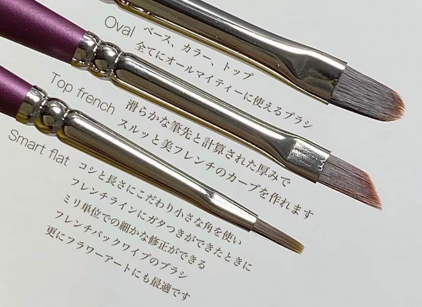 埜藤理恵のインスタグラム：「📢おしらせ📢﻿ Renée Gel Professional Brushシリーズから﻿ 究極のジェルフレンができる﻿ ブラシが完成しました✨✨✨✨﻿ ﻿ Renée productsオンラインショップにて﻿ 1/3(日)AM11:00〜﻿ 先行発売開始となります!!﻿ ﻿ ﻿ Top frenchは﻿ 滑らかな筆先と計算された厚みで﻿ スルッと美フレンチカーブを作れます。﻿ ﻿ Smart flatは﻿ コシと長さにこだわり小さな角を使い﻿ フレンチラインにガタつきができたときや﻿ ミリ単位での細かな修正ができる﻿ バックワイプブラシ﻿ 更に、細かいフラワーアートにも最適です！﻿ ﻿ 約1年間、工場を見直したり﻿ 何度も作り直してもらって﻿ やっと理想の﻿ 大好きなフレンチができるブラシが﻿ できました!!﻿ とてもこだわってます✨﻿ ﻿ ﻿ 専用オンラインショップは﻿ 明日1/3 am11:00より﻿ 数量限定で先行発売開始します🙏🏻✨﻿  @rrieenee instagramの﻿ プロフィールページURLをclickしていただき﻿ 【Renée ジェルプロフェッショナルブラシ﻿ web shop】をみていただくと﻿ ページが出てきます✨﻿ 公開日はストーリーでも﻿ URLを貼り付けますのでそちらからも飛べます🕊﻿ ﻿ ﻿ ﻿ nailsalon Renée®︎﻿ ￣￣￣￣￣￣￣￣﻿ TV.メディア出演﻿ スタッフ全員資格保持者﻿ カラー300種類以上﻿ パーツ1000種類以上﻿ 雑誌掲載デザイン多数﻿ ﻿ ﻿ ﻿ ▫︎Renée梅田本店﻿ 【open-close】10:00〜21:00﻿ 【定休日】不定休﻿ 【add】大阪市北区堂山町15-23-908﻿ ﻿ ▫︎Renée les deux梅田店﻿ 【open-close】10:00〜21:00﻿ 【定休日】不定休﻿ 【add】大阪市北区堂山町15-23-1003﻿ ﻿ ▫︎Renée by Beauland Ashiya芦屋店﻿ 【open-close】10:00〜21:00﻿ 【定休日】不定休﻿ 【add】芦屋市業平町6-11 Ashiya grotto 302﻿ ﻿ ﻿ ﻿ ﻿ ▶︎▶︎▶︎初回クーポンご利用頂けます﻿ ￣￣￣￣￣￣￣￣￣￣￣￣￣￣￣￣﻿ ご予約はプロフィールTOPのリンク内﻿ URLをご利用下さい。﻿ ﻿ ﻿ ﻿ メニューに迷った方やご相談は…﻿ ﻿ 　　🤍Renée公式LINE🤍﻿ ─────────────﻿  【@bos7903t】←※@から入力🔍﻿ ﻿ ﻿ ﻿ ﻿ ﻿ #nail#nails#gelnails#nailart#ネイル#ジェルネイル#美甲#네일#젤네일#冬ネイル#nailsalonrenee#ネイルサロンレネ﻿ #大阪ネイルサロン#梅田ネイルサロン#芦屋ネイルサロン#神戸#芦屋#beauland#冬ネイル﻿ #芦屋ネイルサロン#love#instagood」