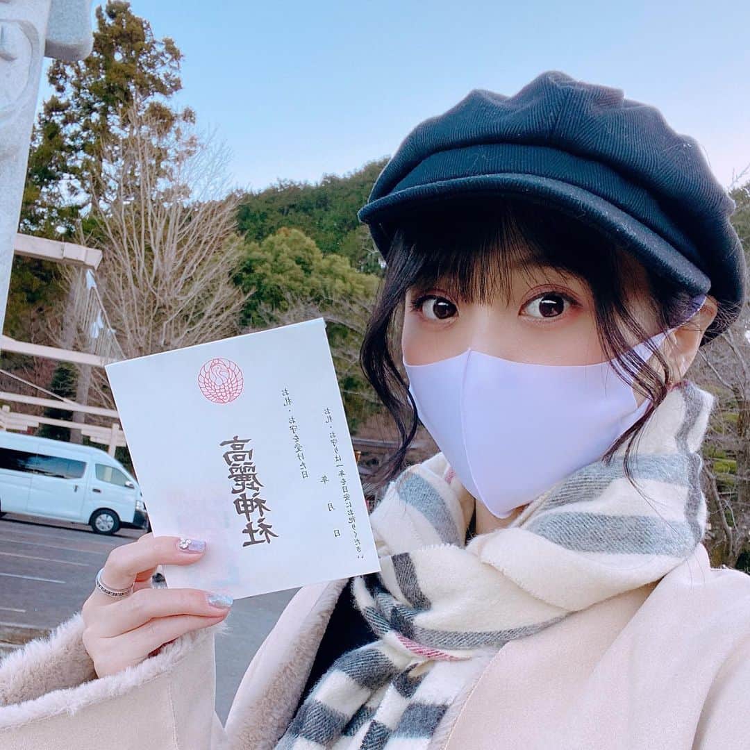 根岸愛のインスタグラム：「⛩✨⛩ 今年も高麗神社に行きました🥰 お参りしてお守り買って 今年は屋台が無かったので 毎年のルーティーンの甘酒&チョコバナナ🍌が食せなかったのが残念ですがおみくじは大吉でした🥰✨ #temple #神社 #高麗神社 #初詣」