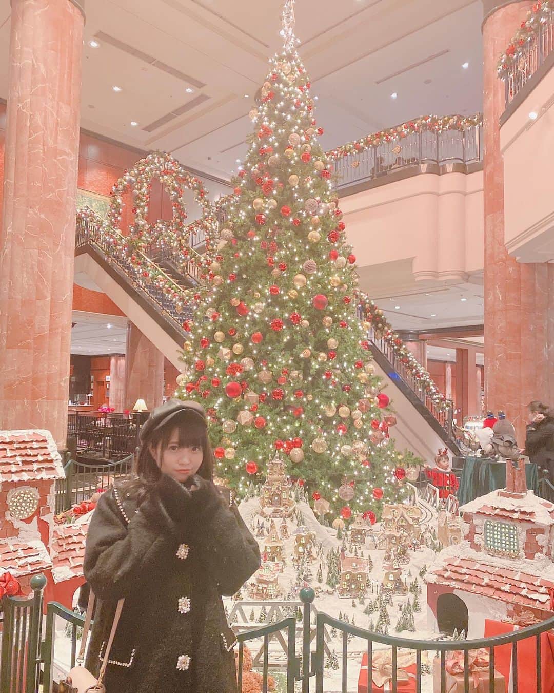 鈴木未央のインスタグラム：「#ウェスティンホテル東京 のロビー コートは#swankiss だよー💓  ことしは体調不良で年越ししたので 初詣はいけてません🥰🥰🥰  #ゆるっと革命団 #ゆる革　#クリスマスツリー  #もう年越した　#報告おそすぎる〜　#アイドル　#idol #japanesegirl  #naturephotography #japanesegirl  #swankiss」