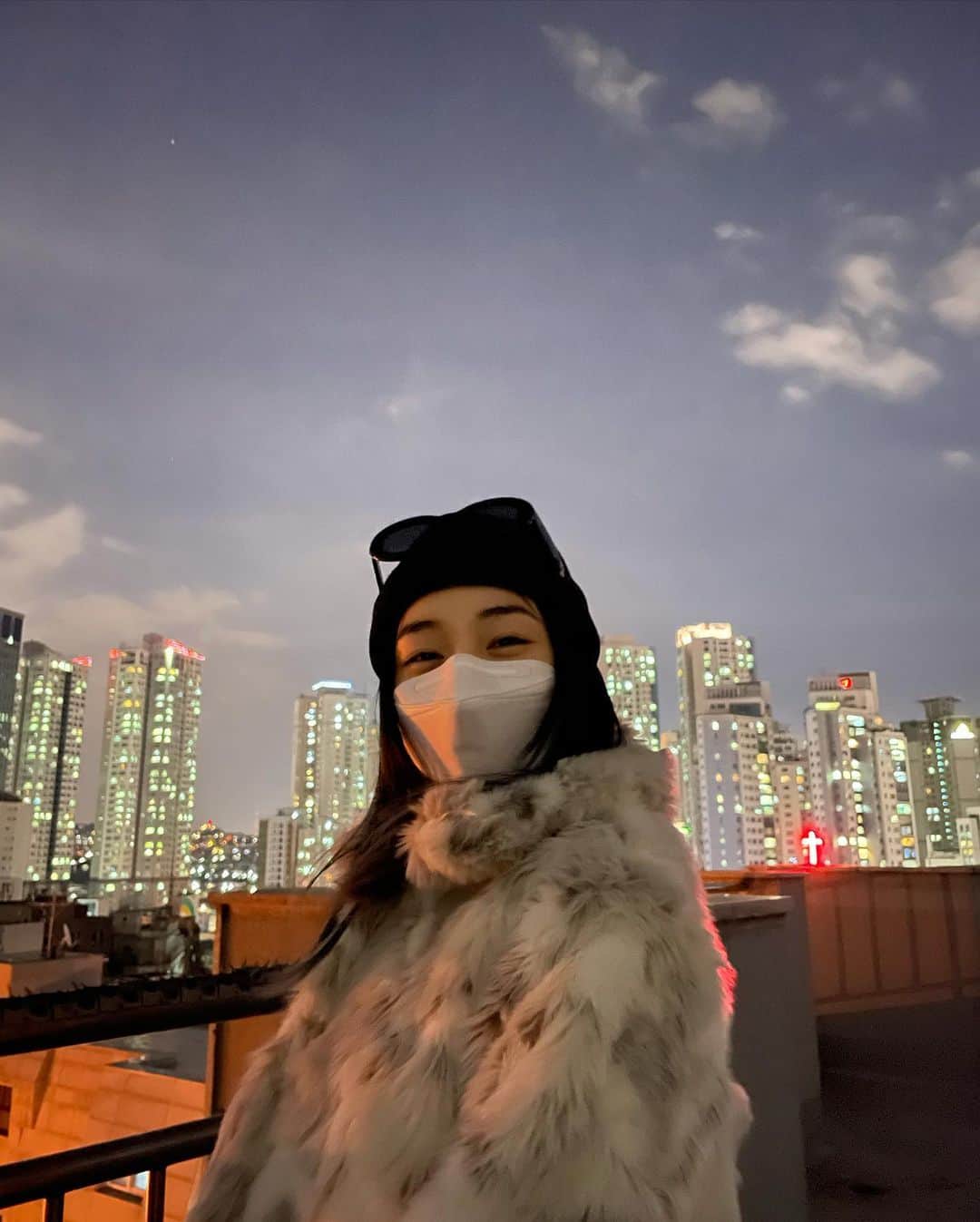 アシュリさんのインスタグラム写真 - (アシュリInstagram)「Things I did on the first day of 2021: Dress up to go to the mart (cause what else is there to dress up for?), discover that I had a rooftop all along, watch The Call on Netflix, and freak out over the news of captain Ri & Yoon Seri dating 👏🏻 #cloywishescometrue」1月2日 11時51分 - ashleybchoi