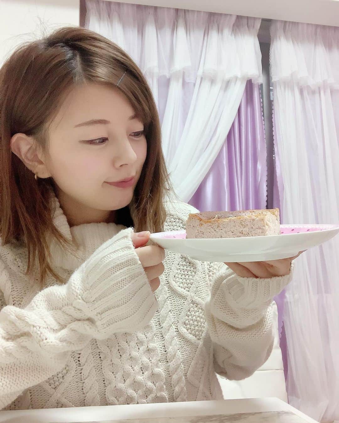 satomiさんのインスタグラム写真 - (satomiInstagram)「新年一発目スイーツです🍰 ・ 寝起きで浮腫みまくり笑🐷 ・ あとりえ ねこ舎（@ateliernekosya )の チーズケーキをもぐもぐ💕 ・ こんなにイチゴを感じられる チーズケーキは初めて🌟 いちご大好きなのでたまりません🥺💦💦 ・ 濃厚でずっしり♪下のクッキー生地まで美味しい🍓おせちそっちのけでほぼ1人で食べちゃった( ›◡ु‹ )♡ ・  #あとりえねこ舎  #フレッシュいちごのチーズケーキ  #苺のチーズケーキ  #チーズケーキ好きな人と繋がりたい #チーズケーキマニア  #岡崎市グルメ  #愛知県グルメ #愛知スイーツ  #3時のおやつ #おうちカフェ  #ご褒美スイーツ  #リラポ #pr @relapo_coupon #さとみのグルメ記録  #あけましておめでとうございます  #スイーツ女子 #cheesecake」1月2日 11時51分 - saatoomii47