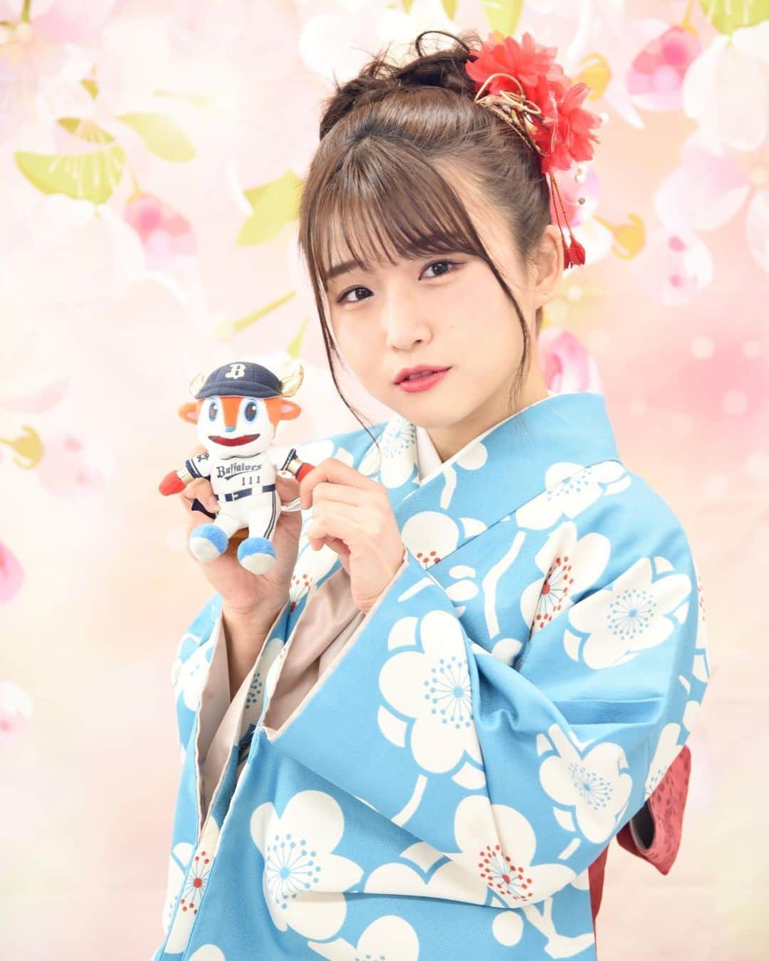 河野万里奈さんのインスタグラム写真 - (河野万里奈Instagram)「せっかくたくさん撮ってもらったのでアナザーカットもあげておきます ちなみにカメラマンさんは近鉄時代からのバファローズファンでヘアメイクさんは鈴木優投手の高校時代からのファンでした #うしどし #正月監督」1月2日 11時52分 - marina_kawano