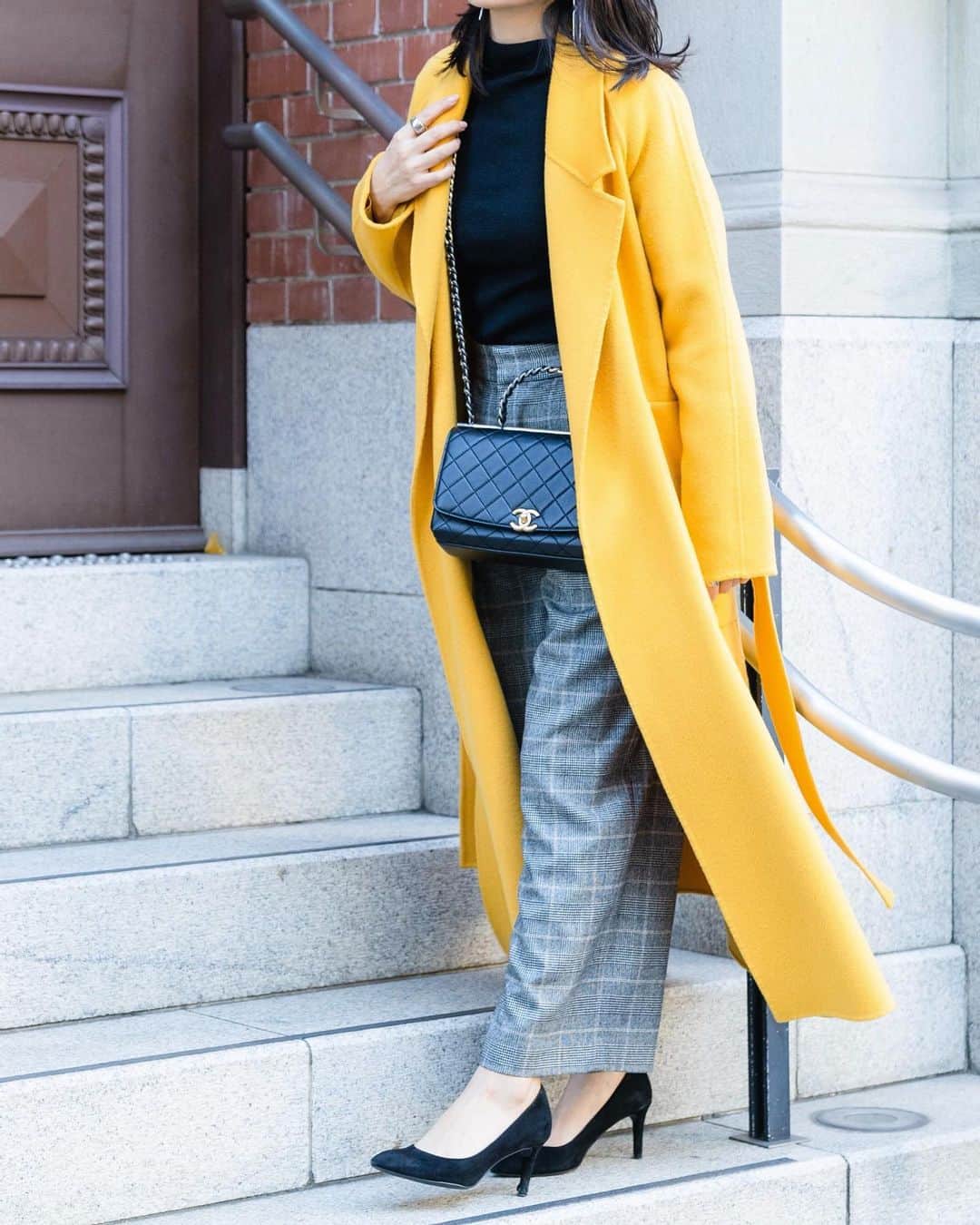 笹倉麻耶さんのインスタグラム写真 - (笹倉麻耶Instagram)「年明け二回目の投稿は 私の開運カラーで💛  #パーソナルカラーウィンター で こういう黄色は苦手だから避けてた  でも、この形にやられて展示会で予約して😆 後ろのベルトがバックルで留まってるの。  似合わない色でも インナーを自分に合う色にしたり 形や素材に合うものをもってくれば🙆🏻‍♀️  開運カラーって なんか買う時も着る時もワクワクしちゃう😆  ずっと温めていた 風水とファッションのコンサル そろそろ始動しようかなと 自分が楽し過ぎて💛😍 ・ ・ Coat/ @doublestandard_official  Pants/ @1er_arrondissement  Bag/ @chanelofficial  ・ ・ P/ @_merbijou_photo   #ファッション好きな人と繋がりたい #パーソナルスタイリスト #九星気学 #パーソナルカラー #顔タイプ #大人コーデ #40代コーデ #アラフォーコーデ #ファッションコーデ」1月2日 11時52分 - nicomaya2525