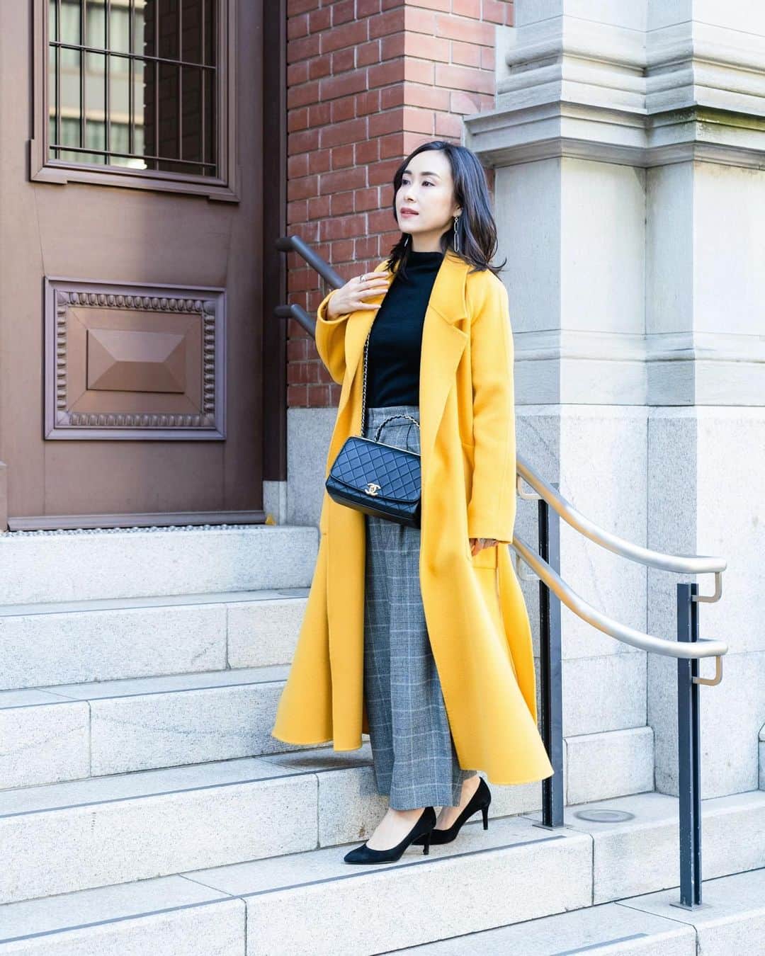 笹倉麻耶さんのインスタグラム写真 - (笹倉麻耶Instagram)「年明け二回目の投稿は 私の開運カラーで💛  #パーソナルカラーウィンター で こういう黄色は苦手だから避けてた  でも、この形にやられて展示会で予約して😆 後ろのベルトがバックルで留まってるの。  似合わない色でも インナーを自分に合う色にしたり 形や素材に合うものをもってくれば🙆🏻‍♀️  開運カラーって なんか買う時も着る時もワクワクしちゃう😆  ずっと温めていた 風水とファッションのコンサル そろそろ始動しようかなと 自分が楽し過ぎて💛😍 ・ ・ Coat/ @doublestandard_official  Pants/ @1er_arrondissement  Bag/ @chanelofficial  ・ ・ P/ @_merbijou_photo   #ファッション好きな人と繋がりたい #パーソナルスタイリスト #九星気学 #パーソナルカラー #顔タイプ #大人コーデ #40代コーデ #アラフォーコーデ #ファッションコーデ」1月2日 11時52分 - nicomaya2525